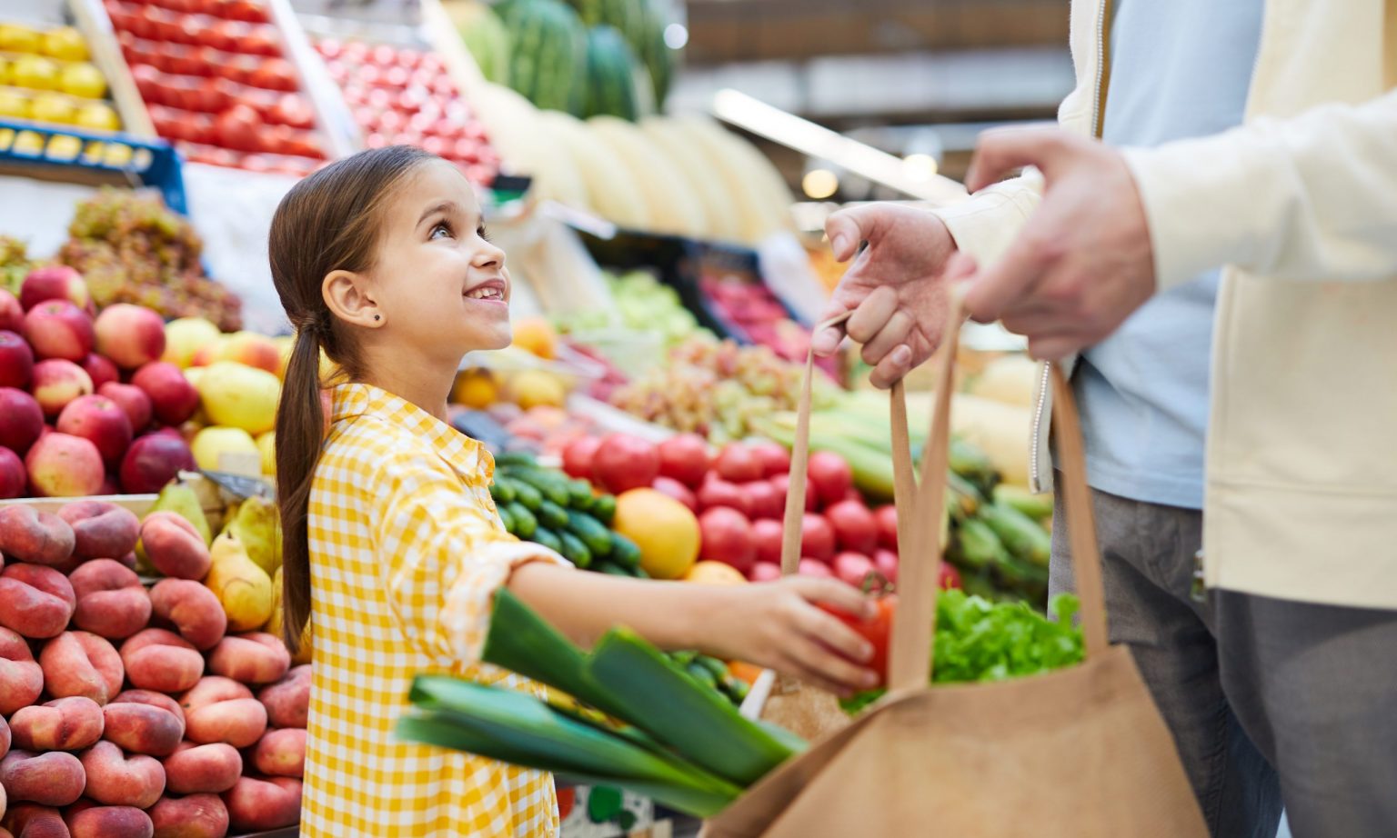 Markets field. Family Market. Field trip for Farmers in Modern Farm. Family in supermarket Wallpaper.